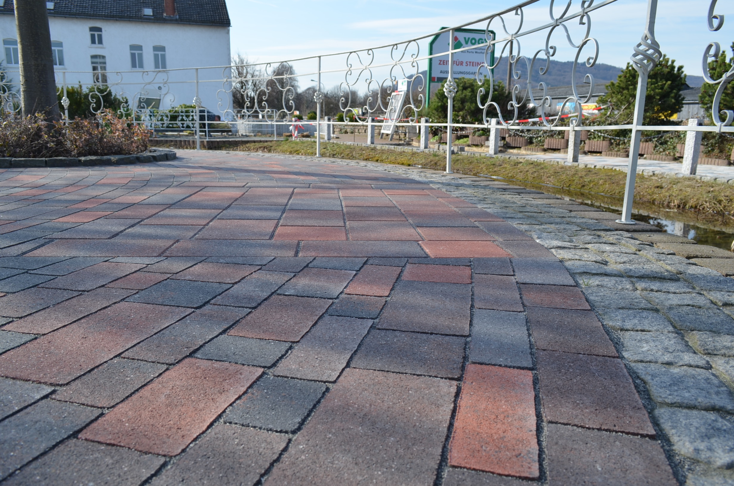 Mit TERRABOND verfugte mehrfarbige Pflasterfläche