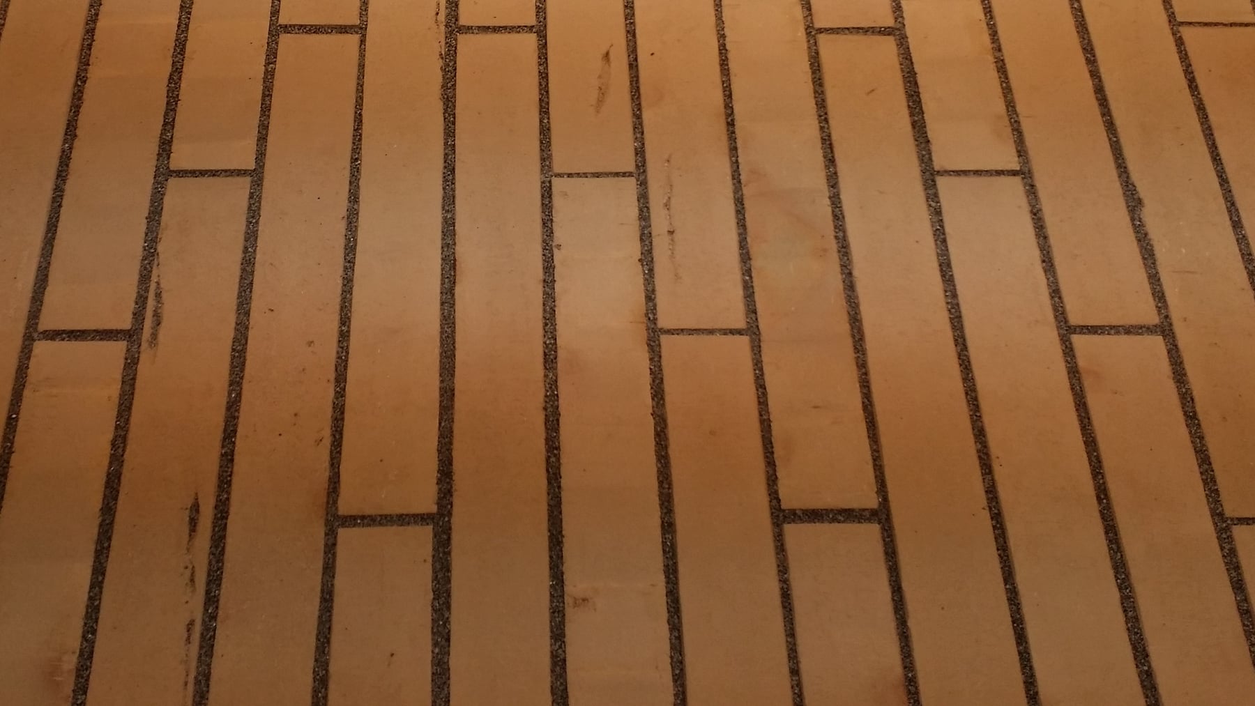 Detailaufnahme einer gleichmäßig verfugten Klinkerpflasterfläche